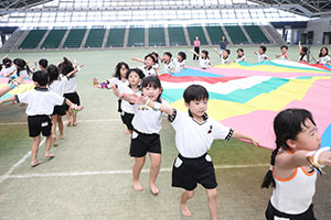 運動会予行　　年長組　バルーン