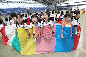 運動会予行　　年長組　バルーン