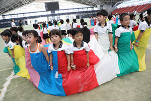 運動会予行　　年長組　バルーン