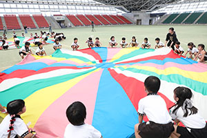 運動会予行　　年長組　バルーン