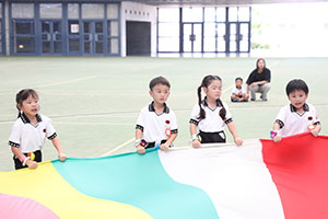 運動会予行　　年長組　バルーン