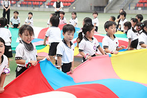 運動会予行　　年長組　バルーン