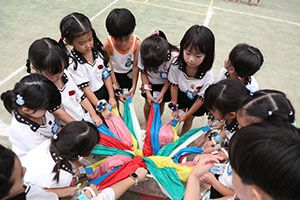運動会予行　　年長組　バルーン