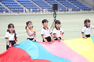 運動会予行　　年長組　バルーン