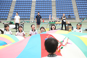 運動会予行　　年長組　バルーン