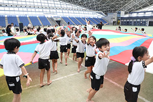 運動会予行　　年長組　バルーン