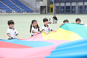運動会予行　　年長組　バルーン