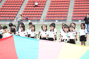 運動会予行　　年長組　バルーン