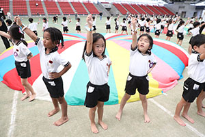 運動会予行　　年長組　バルーン