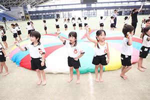 運動会予行　　年長組　バルーン