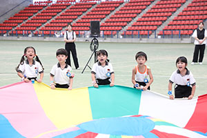 運動会予行　　年長組　バルーン