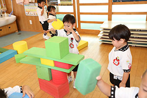 大きなブロックで遊びました　りす