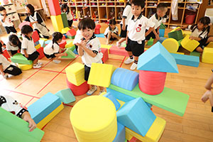 大きなブロックで遊びました　りす