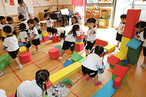 大きなブロックで遊びました　りす