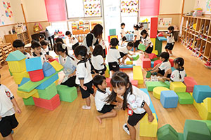 大きなブロックで遊びました　りす