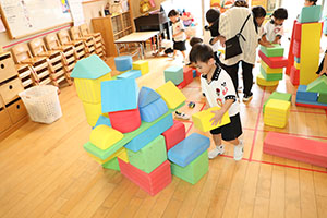 大きなブロックで遊びました　りす