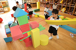 大きなブロックで遊びました　りす