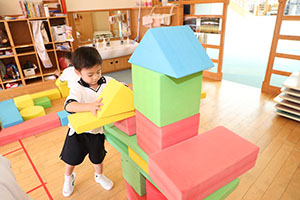 大きなブロックで遊びました　りす