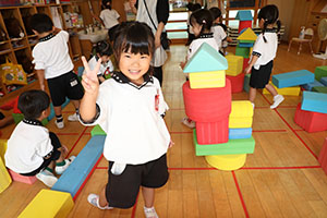 大きなブロックで遊びました　りす