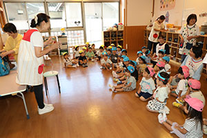 9月生まれのお誕生会　ー絵本の読み聞かせー　2歳児クラス