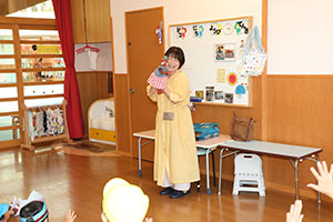 9月生まれのお誕生会　ー絵本の読み聞かせー　2歳児クラス