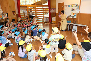 9月生まれのお誕生会　ー絵本の読み聞かせー　2歳児クラス