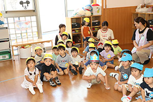 9月生まれのお誕生会　ー絵本の読み聞かせー　2歳児クラス