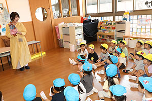 9月生まれのお誕生会　ー絵本の読み聞かせー　2歳児クラス