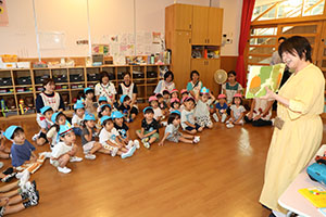 9月生まれのお誕生会　ー絵本の読み聞かせー　2歳児クラス