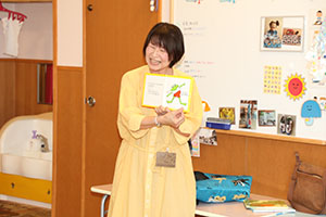 9月生まれのお誕生会　ー絵本の読み聞かせー　2歳児クラス