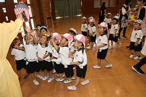 9月生まれのお誕生会　ー絵本の読み聞かせー　年少