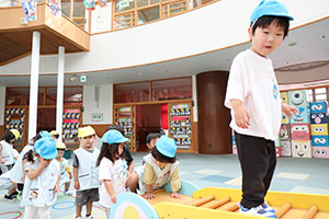 エンゼルドームでサーキット遊び　2歳児クラス