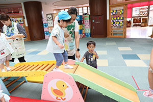 エンゼルドームでサーキット遊び　2歳児クラス