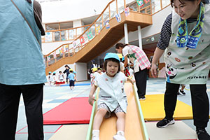 エンゼルドームでサーキット遊び　2歳児クラス