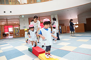 エンゼルドームでサーキット遊び　2歳児クラス