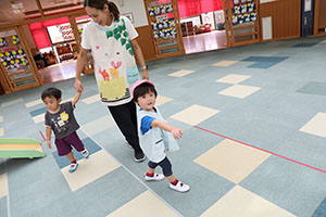 エンゼルドームでサーキット遊び　2歳児クラス