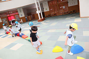 エンゼルドームでサーキット遊び　2歳児クラス