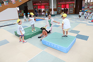 エンゼルドームでサーキット遊び　2歳児クラス