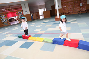 エンゼルドームでサーキット遊び　2歳児クラス