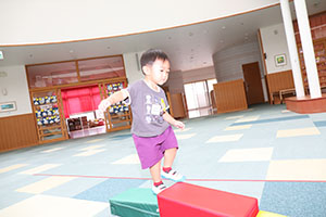エンゼルドームでサーキット遊び　2歳児クラス