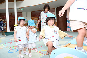 エンゼルドームでサーキット遊び　2歳児クラス