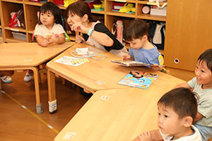 朝の会の様子　ひよこ・あひる・ぺんぎん