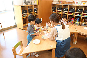 ハロウィンおばけの制作　あひる