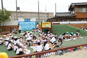 築山でお給食　たんぽぽ・さくら・すみれ