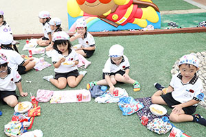 築山でお給食　たんぽぽ・さくら・すみれ