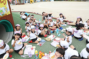 築山でお給食　たんぽぽ・さくら・すみれ
