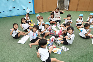 築山でお給食　たんぽぽ・さくら・すみれ