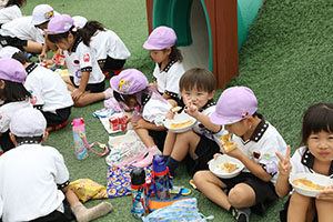 築山でお給食　たんぽぽ・さくら・すみれ