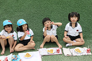 築山でお給食　たんぽぽ・さくら・すみれ