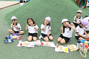 築山でお給食　たんぽぽ・さくら・すみれ